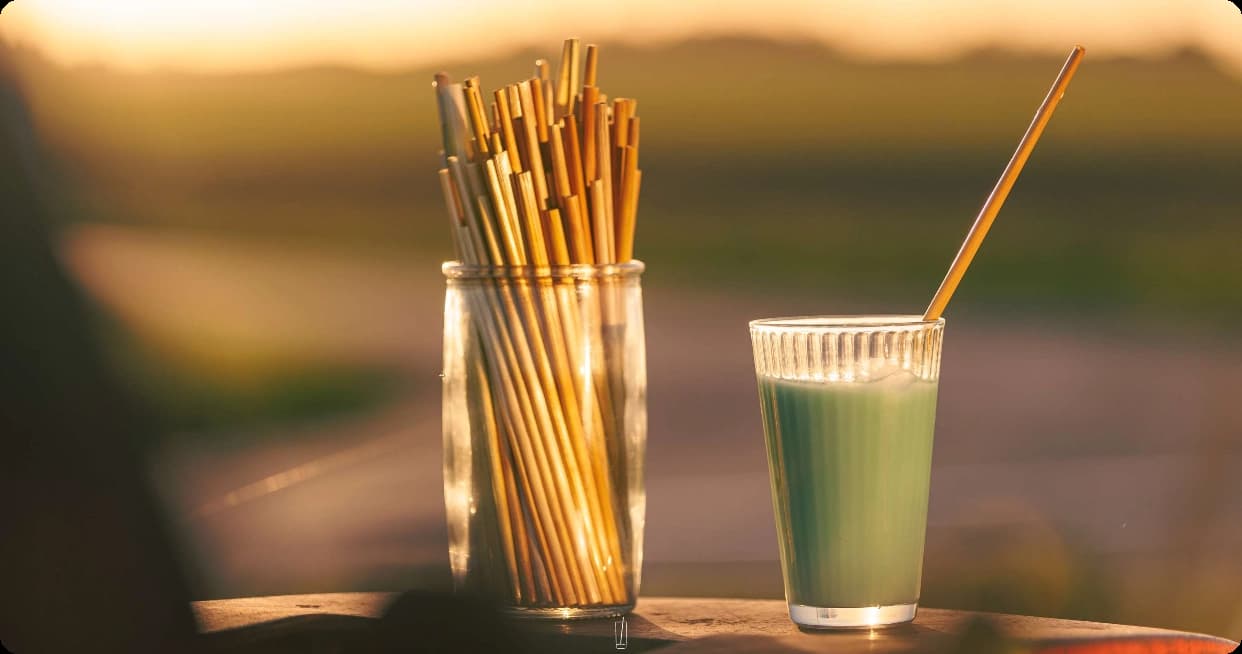 Bocale de pailles avec un verre